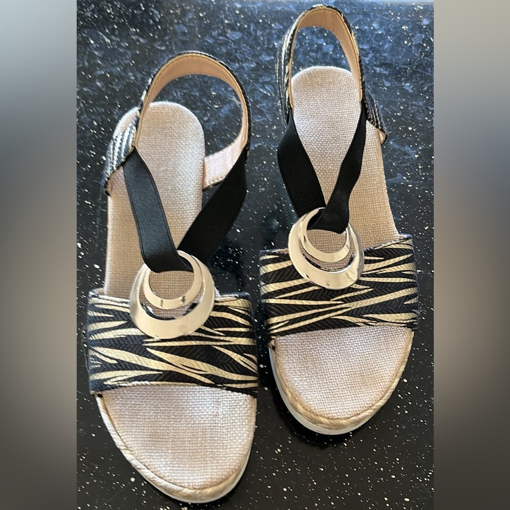 Elegant Black and Gold Women's Sandals